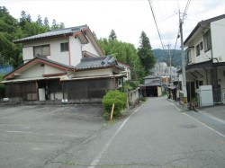 西側より（住宅と南側道路付き）