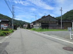 北側より　東側道路付きと母屋・土蔵