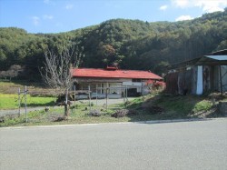 見晴らしの良い里山集落にある古民家